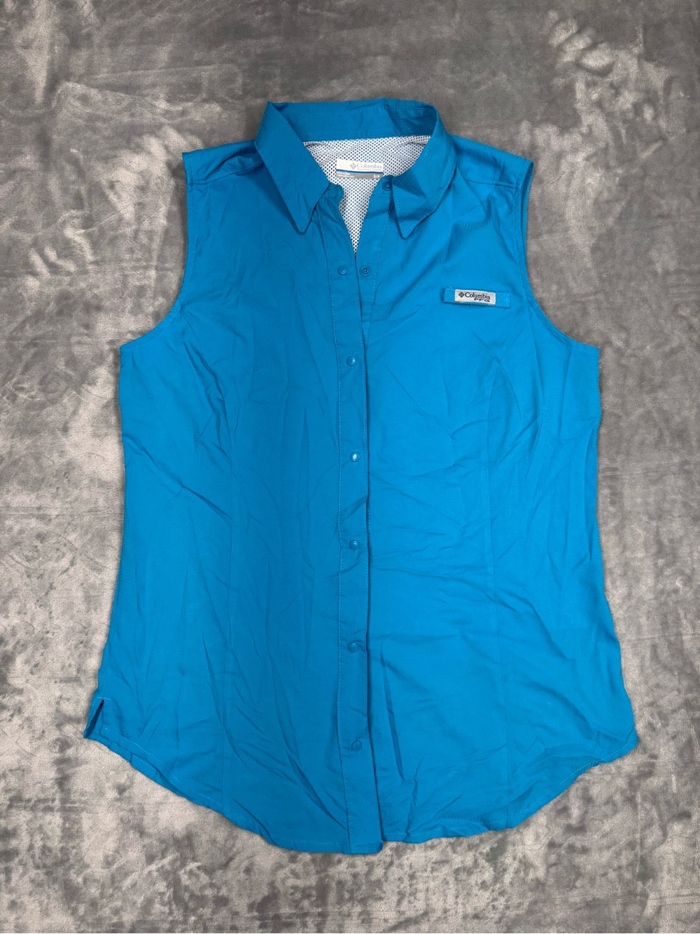 Columbia Women's Sleeveless Light WeightButton Down Shirt in Turquoise Blue‎